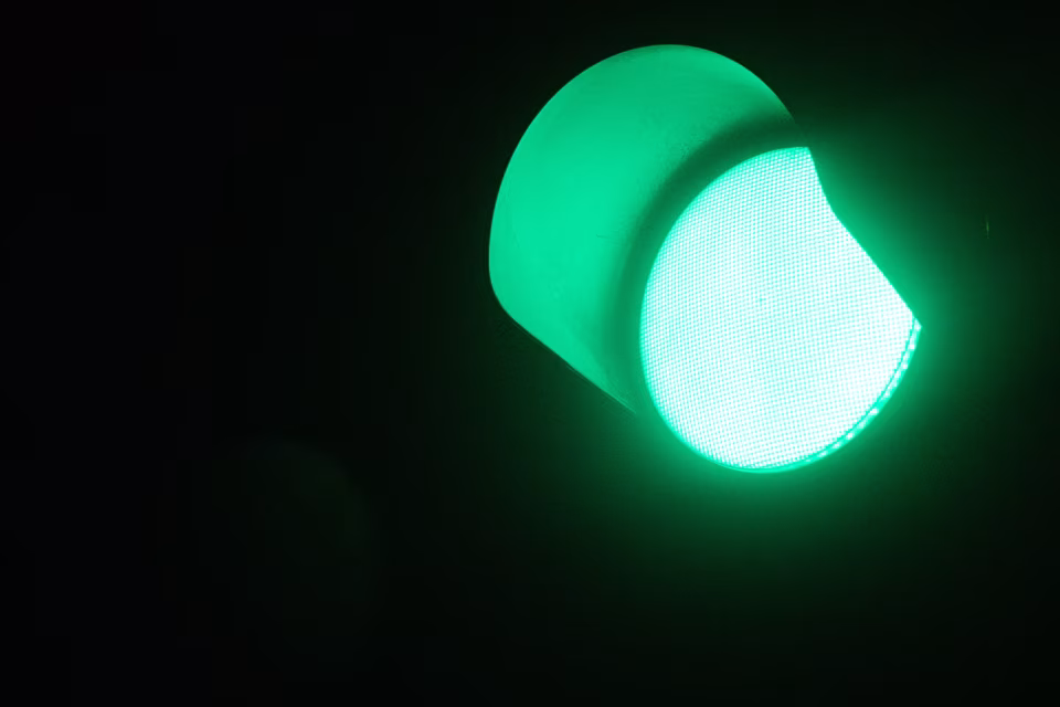 Grünes Verkehrssignal leuchtet in der Dunkelheit