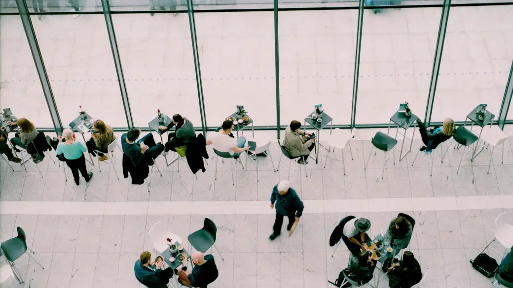 Menschen sitzen in der Kantine eines Bürogebäudes