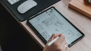 eine Bedienoberfläche wird auf einem Tablet skizziert
